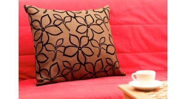 Čalouněná postel CESMIN 180x200 cm, hnědá se vzorem/černá