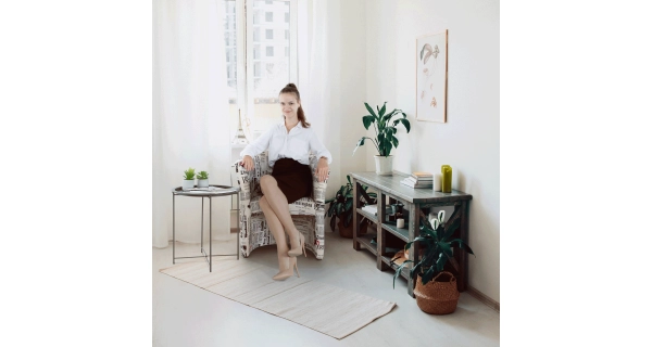 Křeslo TUANGU, látka potisk noviny