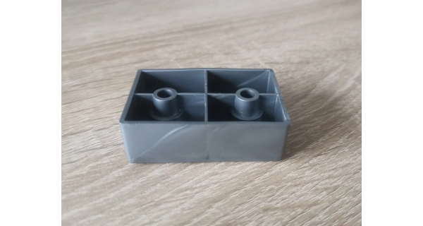 Plastová nožka k nábytku